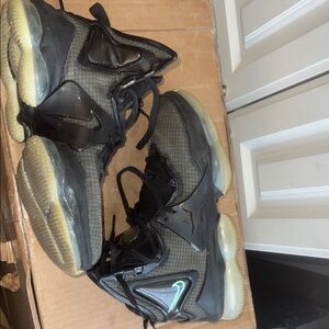 Nike LeBron James 19. Men’s 9.5